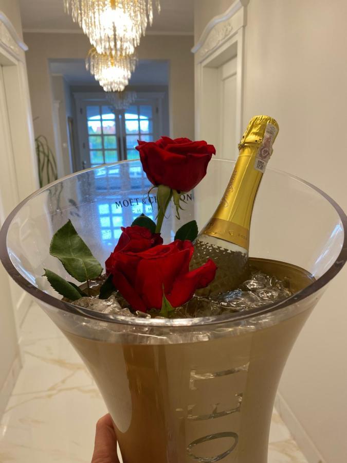 La Rose Bed & Breakfast