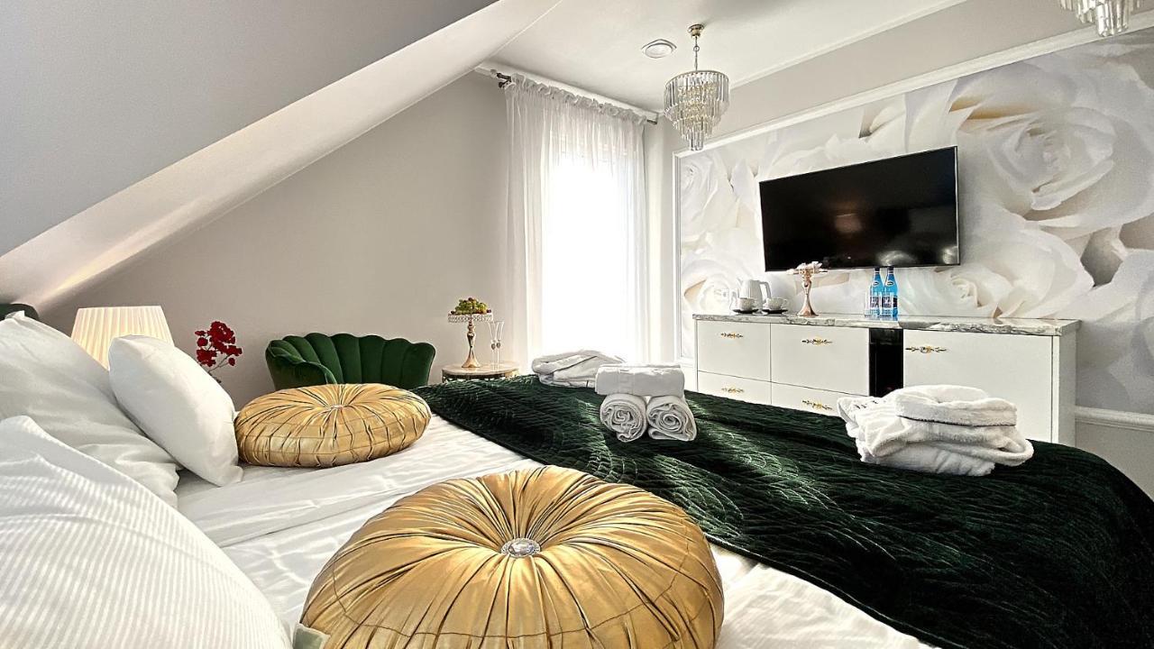 La Rose Bed & Breakfast *